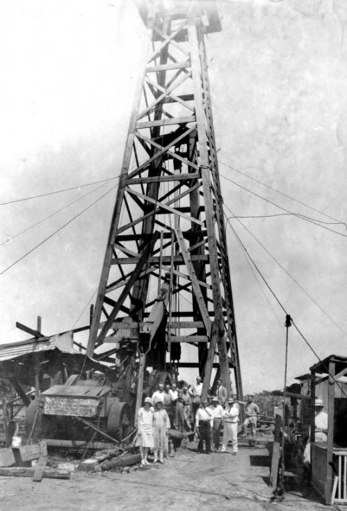 A crowd gathers at the drilling site of Tri-County Oil rig in Palmetto Florida, circa 1924.