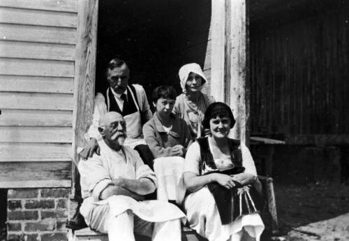 A group of Mary Ward's artists pose for a photo circa 1915-1920.