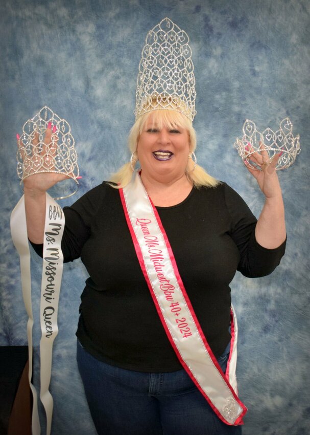 Laurie Franklin proudly holds the crowns and wears the sashes she was presented for her titles of Missouri BBW, Midwest BBW and People&rsquo;s Choice BBW.