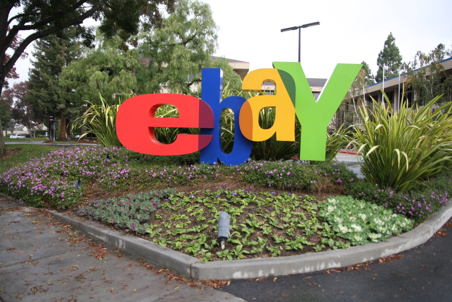 The New York City and New York State comptrollers have written to e-commerce giant eBay asking that company officials reinstate a statement recognizing their employees' explicit rights to unionize.