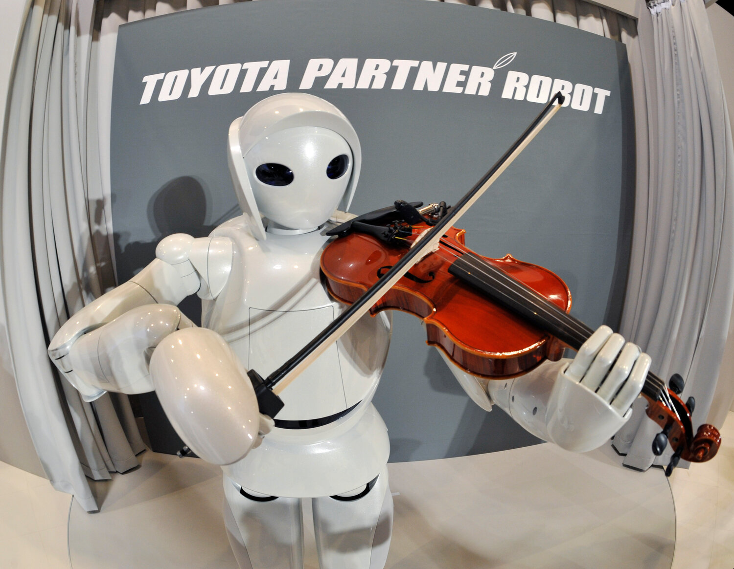 Игры музыка роботы. Робот музыкант. Музыкальные инструменты роботы. Музыкальный робот. Робот на скрипке.