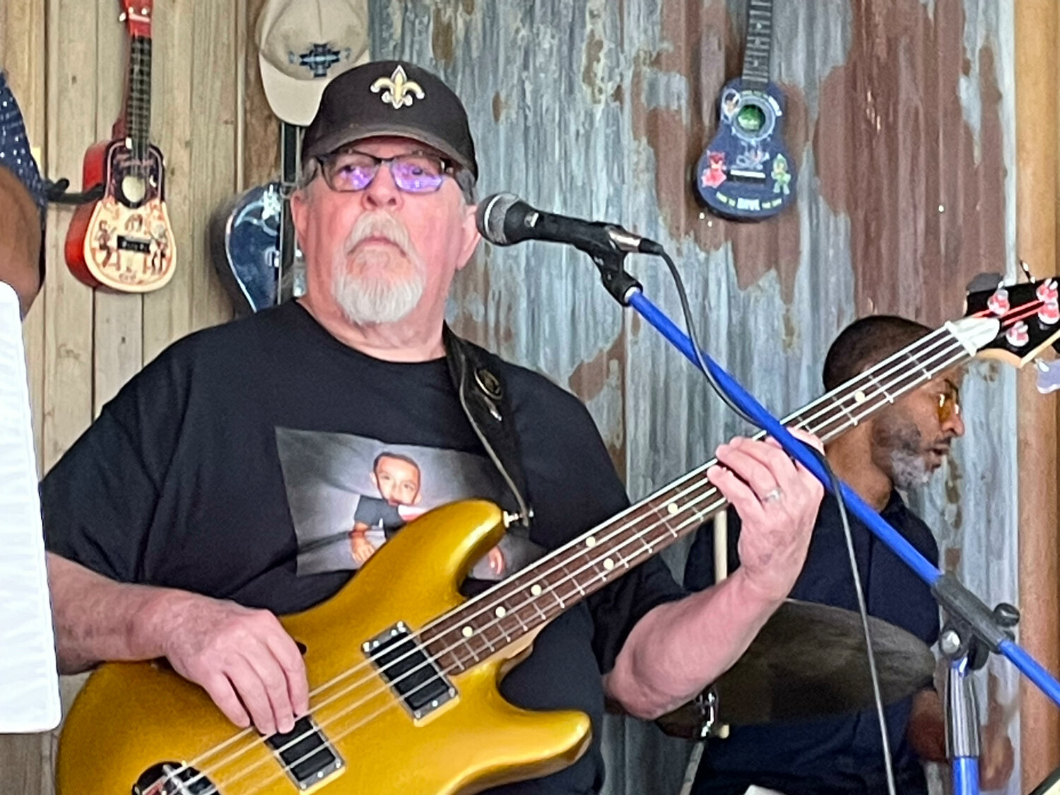 Bass player Steve Whitman is the other half of the Kaktus Kats, the house band at Kaktus Brewing in Bernalillo. (T.S. Last/Sandoval Signpost)