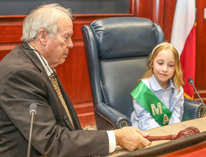 Mayor Jim Jarratt instructs Granbury’s honorary Mayor of the Day, 9-year-old Abigail Junkins, how to use a gavel at the dais before the Granbury City Council meeting May 20.