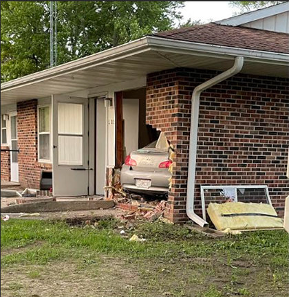 A car went through an apartment in La Plata last Wednesday night.
