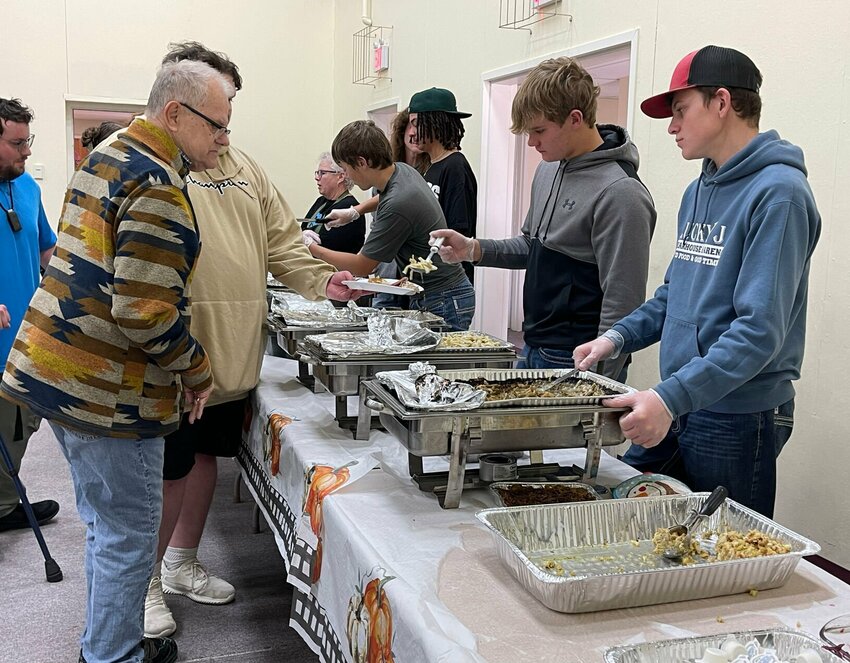 Brashear High School students serve&nbsp;Thanksgiving Dinner at the Hamilton Street Baptist Church.