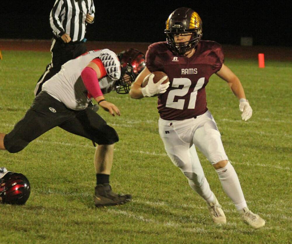 Schuyler County sophomore Mason Windy turns the corner on a run in the game against Knox County on Nov. 3. 
