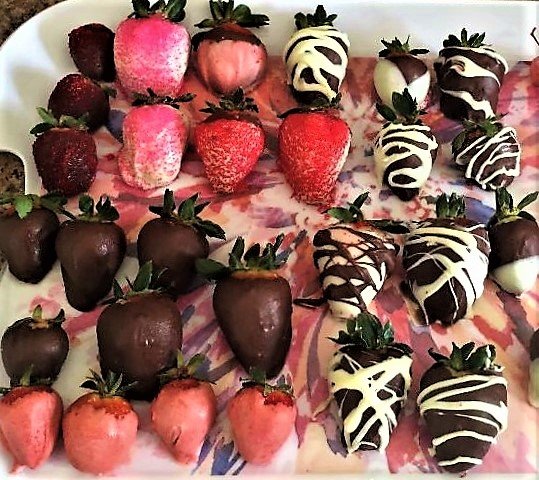 Use food coloring to tint melted white chocolate chips different shades (pink, red, etc.) to create a variety of colored strawberries. Other ideas include dipping coated strawberries in sprinkles and colored sugar and drizzling a contrasting white chocolate over chocolate-covered berries with a fork to create interesting patterns.