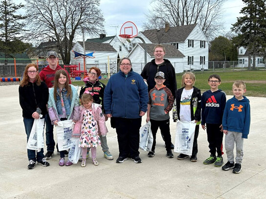 Algoma’s Pack 4112 and BSA Troops 1019 and 6019 collect donations for the "Scouting for Food" campaign