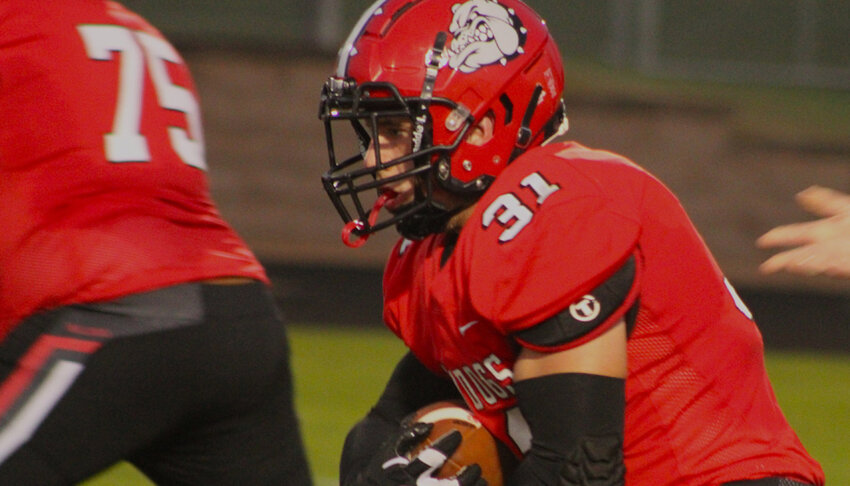 Howie Roloff heads upfield for New London..Greg Seubert Photo.