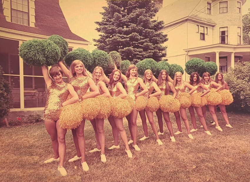 A 1970s posed photo of the Golden Girls, Green Bay Packers cheerleaders.