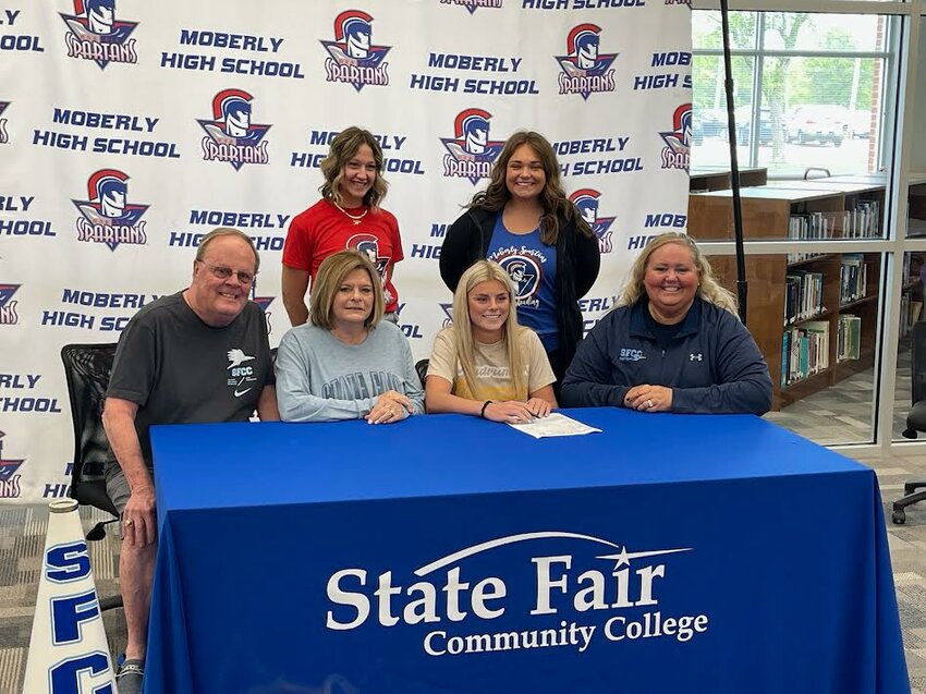 (From left) John Van Cleve, Karen Van Cleve, head Moberly cheer coach Kylea Stone, Quinne Van Cleve, assistant cheer coach Abbey Sago and State Fair Community College spirit squad director/sponsor Dawn Macklin Gulick smile as Quinne Van Cleve signs on to join the Roadrunners for the 2023-24 academic year.