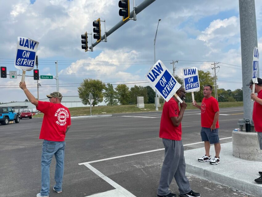 GM workers in Wentzville picket at one of the gates surrounding the plant Thursday, Sept. 21 (Clara Bates/Missouri Independent)/