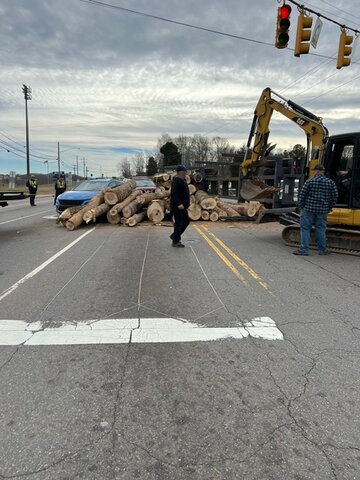 Escaped logs from overturned logging truck lands on three vehicles ...