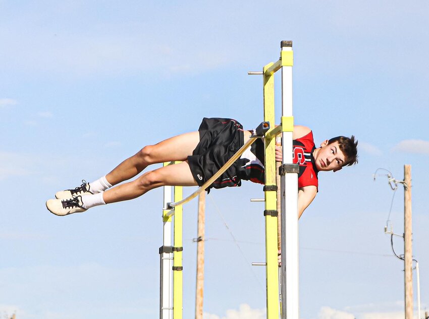 UP & OVER
Jack Rogers, Sonora Middle School eighth grader, takes the gold clearing 9’6” on Thursday, March 21, 2024 in Big Lake. The Colts and Lady Colts will conclude their track season at the district match up in Ozona on Wednesday, March 27, 2024. ANGIE BRYANT | THE DEVIL’S RIVER NEWS