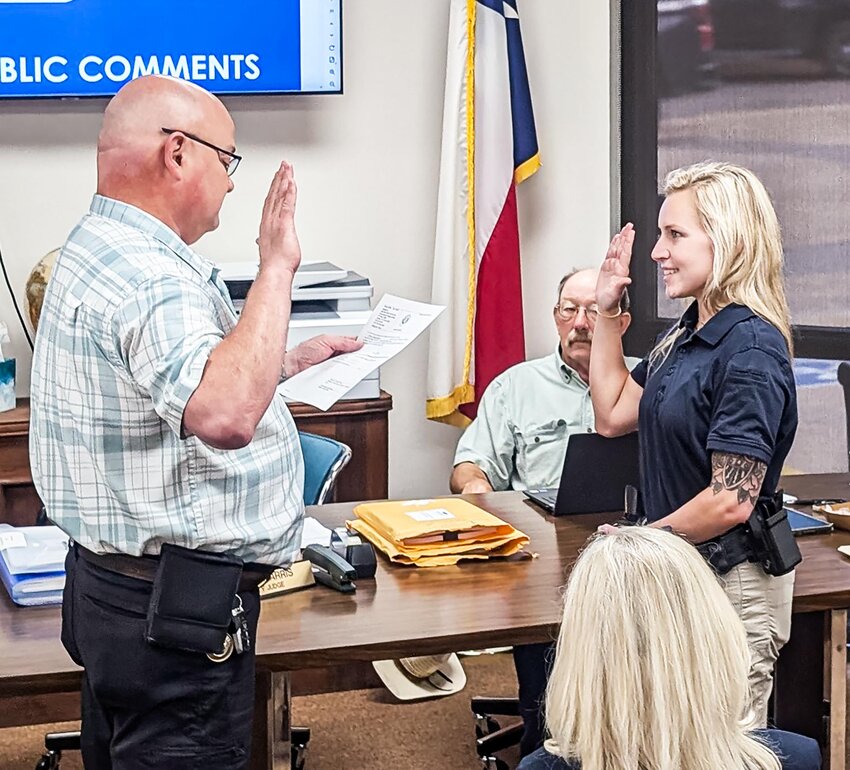 NEW DEPUTY
Judge Joseph (Jody) Harris swore in Bethany Hardison as the newest member of the Sutton County Sheriff’s Office and comes to us from the Reagan County Sheriff’s office. COURTESY PHOTO