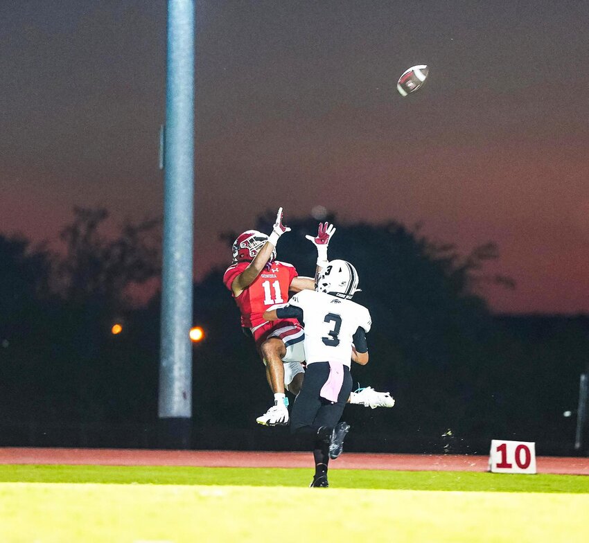 MAGNETIC HANDS
A Forsan Buffalo tries to stop a pass to Kam Aguero but he fails. The completed pass was just one of many for Aguero as the Broncos shut out the Buffaloes 52-0. The Broncos travel to Ozona for the I-10 rivalry on Friday, October 18, 2024.
ANGIE BRYANT | THE DEVIL’S RIVER NEWS