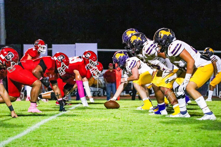 HEAD TO HEAD
The Sonora Broncos and the Ozona Lions went head to head for the I-10 Rivalry. The Broncos defeated the Lions 49-38 on Friday, October 6, 2023.
ANGIE BRYANT| THE DEVIL’S RIVER NEWS