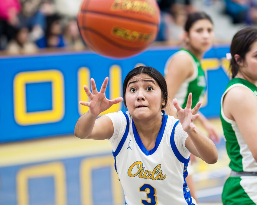 Reagan County’s Yasmin De La Cruz receives an inbound pass Friday during the Lady Owls’ close loss to Eldorado. The Lady Owls are back in action Friday as they host Water Valley.