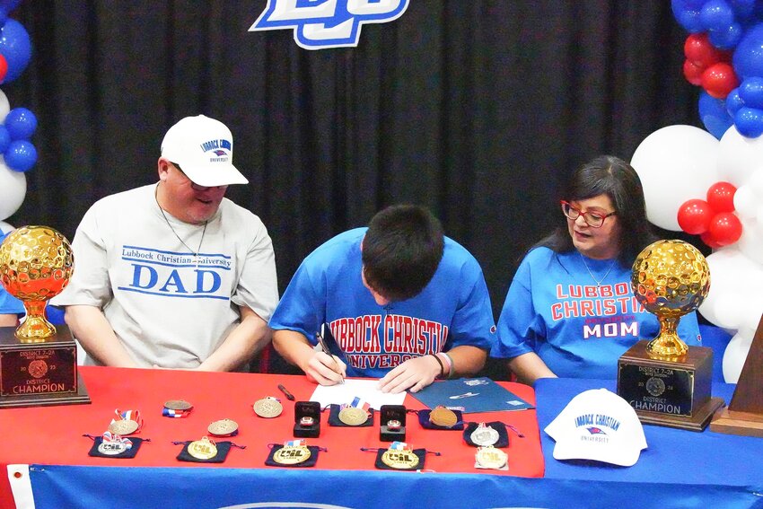 NEXT STEP
Dylan Ford signed on the dotted line Tuesday, February 4, 2025. He will be taking his golf skills to the next level at Lubbock Christian University in Lubbock. Parents Jason and Adelita (Addy) Ford look on as he signs his letter of intent.
ANGIE BRYANT | THE DEVIL’S RIVER NEWS