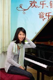 Junyi gave a performance for relatives at a music school in the city of Zhaoqing, where her teacher lived.
