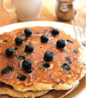 Soufflé pancakes with blueberries
