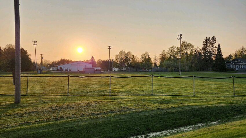 The lack of sufficient light at the Lublin Baseball Field is a cause for concern for the potential softball tournament at Lublin Days. Without sufficient lighting, games must be held earlier in the morning and finished earlier at night. 