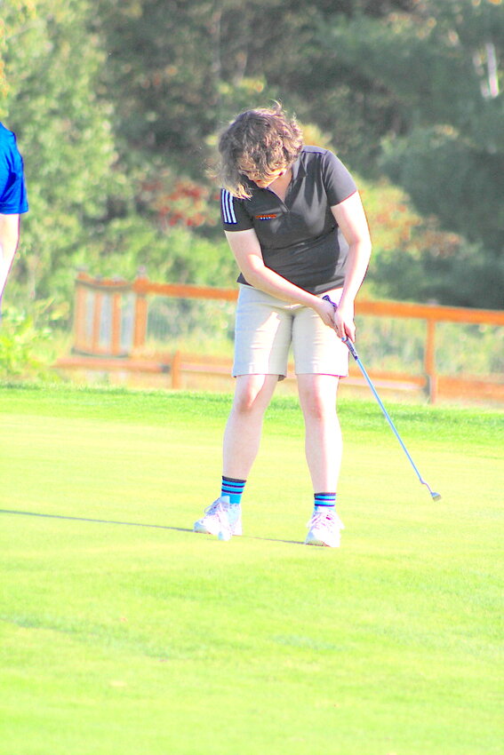 Piper Gilles draws back to putt.