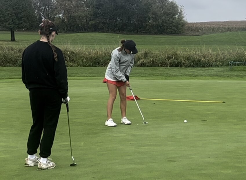 Prescott&rsquo;s Layla Salay sinks her putt for par on hole 17 at Pheasant Hills Golf Course in Hammond on Monday.
