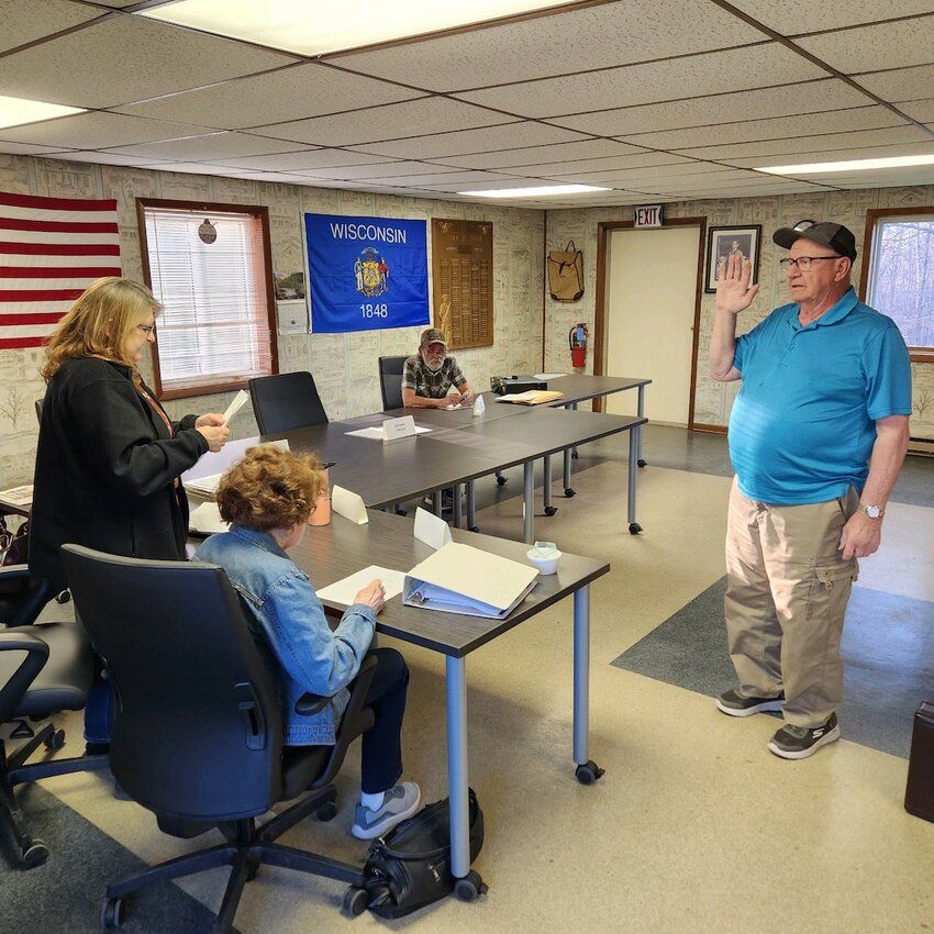 Former Chairman Louie Andruszkiewicz (right) raises his right hand as he is sworn in by Clerk Arlene Kodl to serve the Town of Thorp as the new Chairman until April 2025.