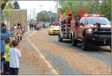 Prescott students, staff and community members line the sidewalk in front of Malone Elementary during the Friday, Oct. 15, parade celebrating the Prescott girls golf team’s 2021 State Girls Golf Championship. The team was escorted by the Prescott Fire Department and Officer Jesse Neely. Photo by Sarah Nigbor