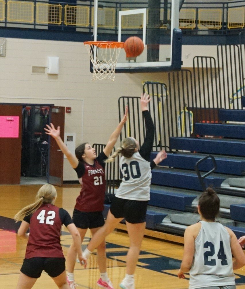 Riley Dubois going up over a defender for a layup.