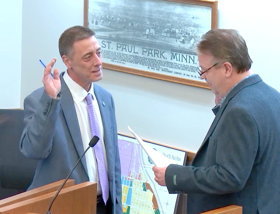 Keith Franke (right) is sworn in as Saint Paul Park Mayor by council member Jeff Swenson, appointed to fulfill mayoral duties.