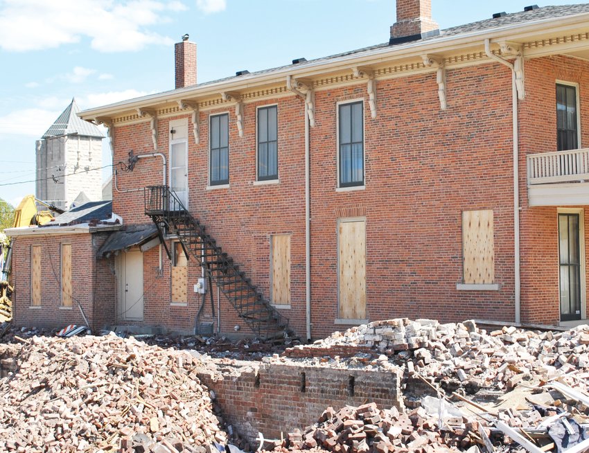 Damage to the historic Link Art Gallery amounts to broken windows, a bent fire escape, a banged-up overhang and missing bricks. None of the damage was structural, but the gallery has been closed to visitors and most staff while excavators demolished the Horace Link building.