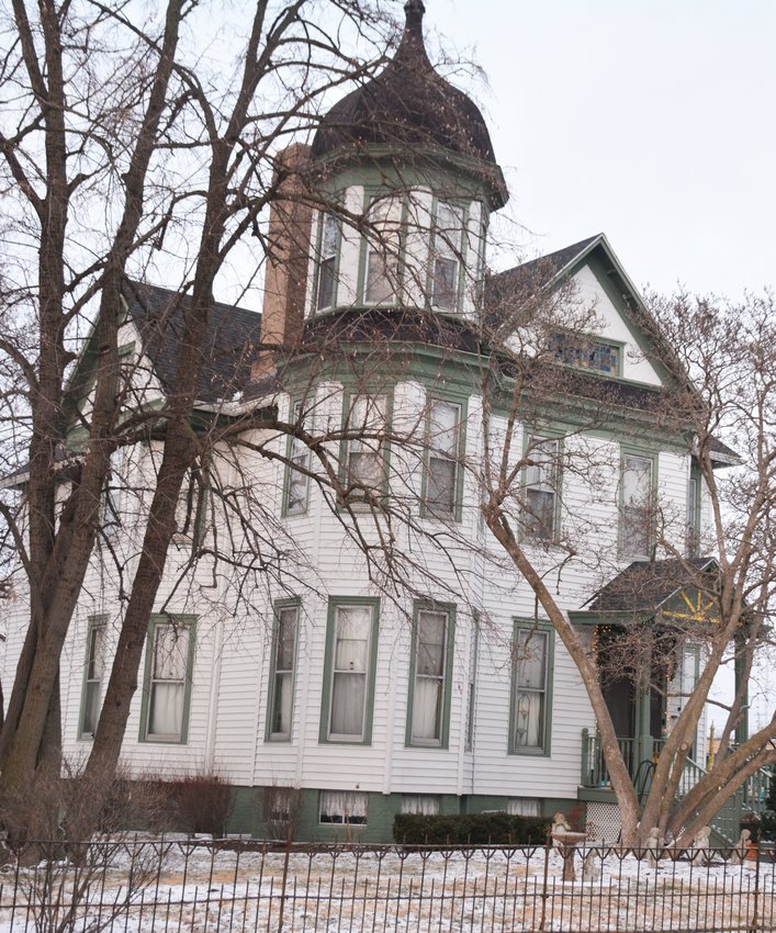 The Red Oak Inn Bed and Breakfast at 219 West Madison was built in 1886 as Simon Hamburg&rsquo;s gift to his wife. The architectural style is a bit non-descript although the tower shows an element of Queen Anne style, which was popular at the time.