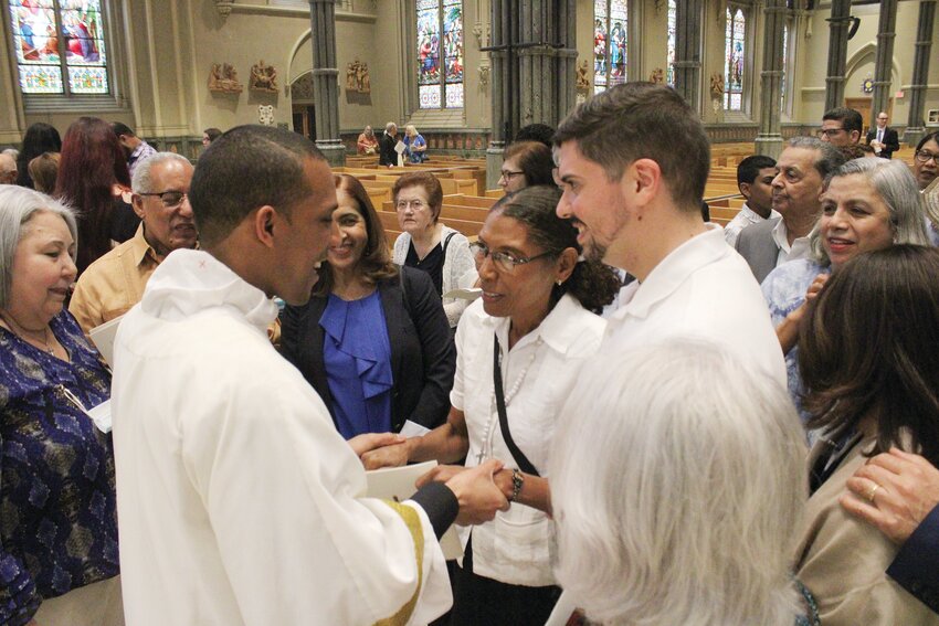 El diácono Olmos Rivera saluda a los asistentes a la misa de celebración de su ordenación al diaconado de transición.