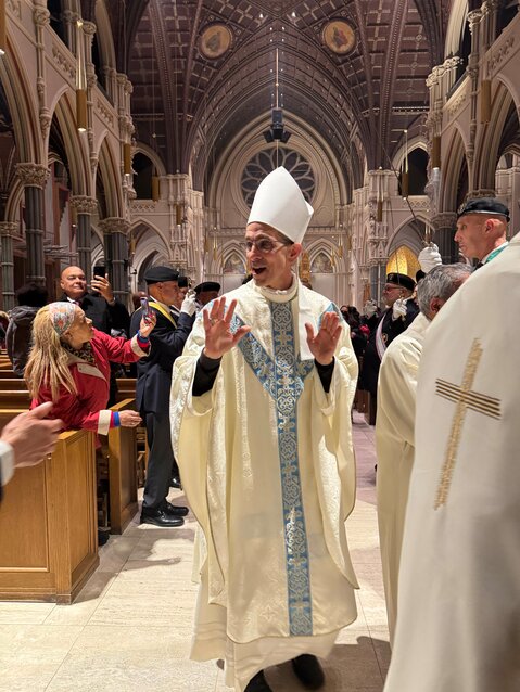 De vuelta a casa: Monseñor Jame Ruggieri saluda a los fieles al concluir la Misa en honor a la Virgen de la Altagracia en la Catedral de San Pedro y San Pablo el pasado martes 21 de enero en su primera visita a casa, después de haber sido instalado como Obispo de Portland, Maine.