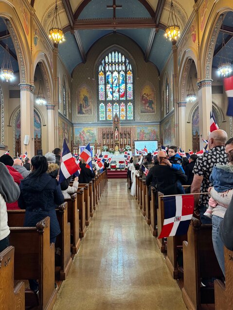 Celebración parroquial a la Virgen de la Altagracia: La parroquia de la Asunción luce flamante y hermosa con su vitral mayor detrás del altar que fuera recientemente reinstalado luego de reparaciones.