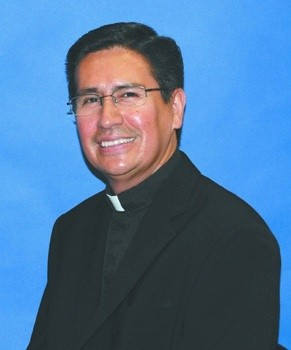 Rev. Jaime Garcia Párroco de las Iglesias de San Miguel y San Carlos en Providence.