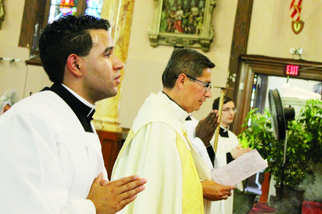 El Seminarista Billy Burdiel con el Padre Jaime Garcia durante una Hora Santa previo a su viaje a estudiar en Roma.