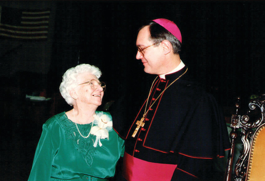 El Obispo con su madre Mary Tobin, el d&iacute;a de su ordenaci&oacute;n como Obispo, el 27 de Diciembre del 1992.