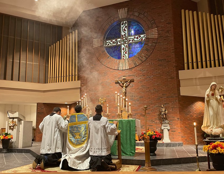 Eucharistic Revival Initiative begins with solemn evening of prayer