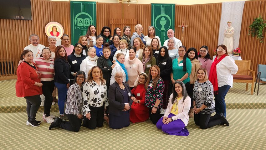Retiro de mujeres del cursillo: Participantes del Retiro de Mujeres y el equipo posan junto con los Di&aacute;conos Eduardo Birbuet y Juan Perez quienes sirven en las parroquias de San Patricio y San Miguel respectivamente.