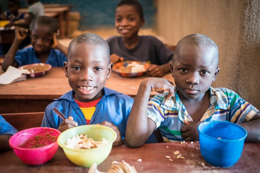 Una estudiante aparece en una foto de 2017 almorzando en una escuela primaria de la comunidad de Kumala, en el distrito de Koinadugu, Sierra Leona, a trav&eacute;s de un proyecto de Catholic Relief Services, parte de la iniciativa McGovern-Dole International Food for Education and Child Nutrition, patrocinada y financiada por el Departamento de Agricultura de Estados Unidos.
