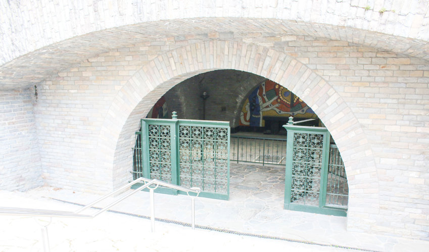 The crypt, located on the east side of the Memorial, contains three mosaics representing Judaism, Catholicism and Protestantism. It was dedicated in 1950.