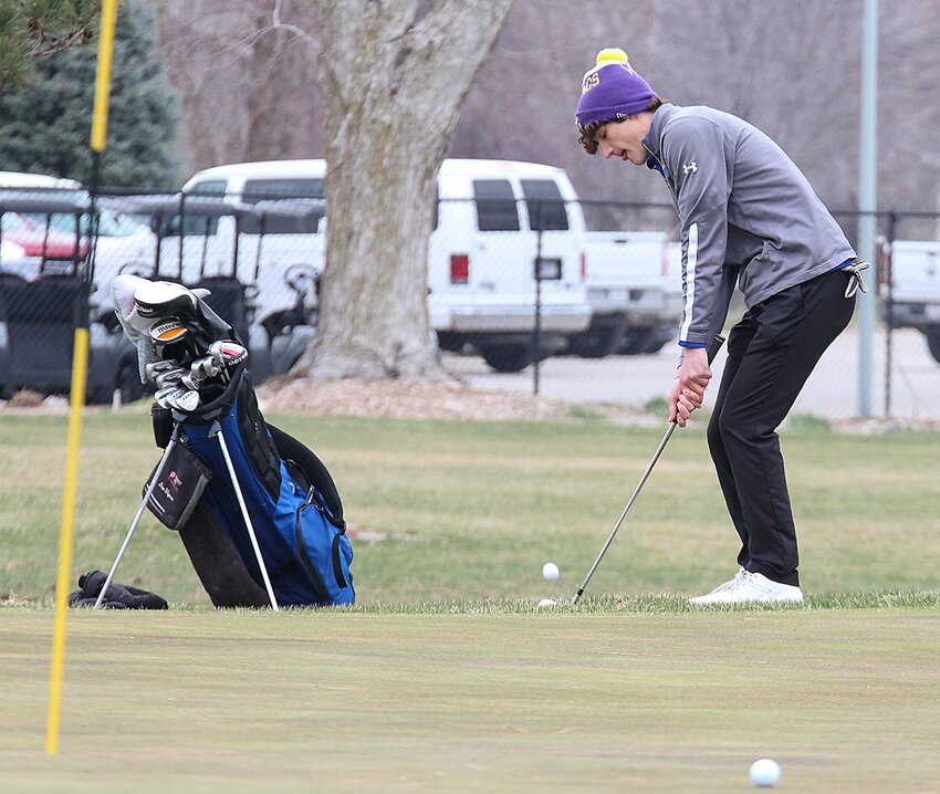 Zephyr Mowinkel of Milford chips onto the third green during the Seward Invite March 22. Mowinkel placed seventh in the individual standings.