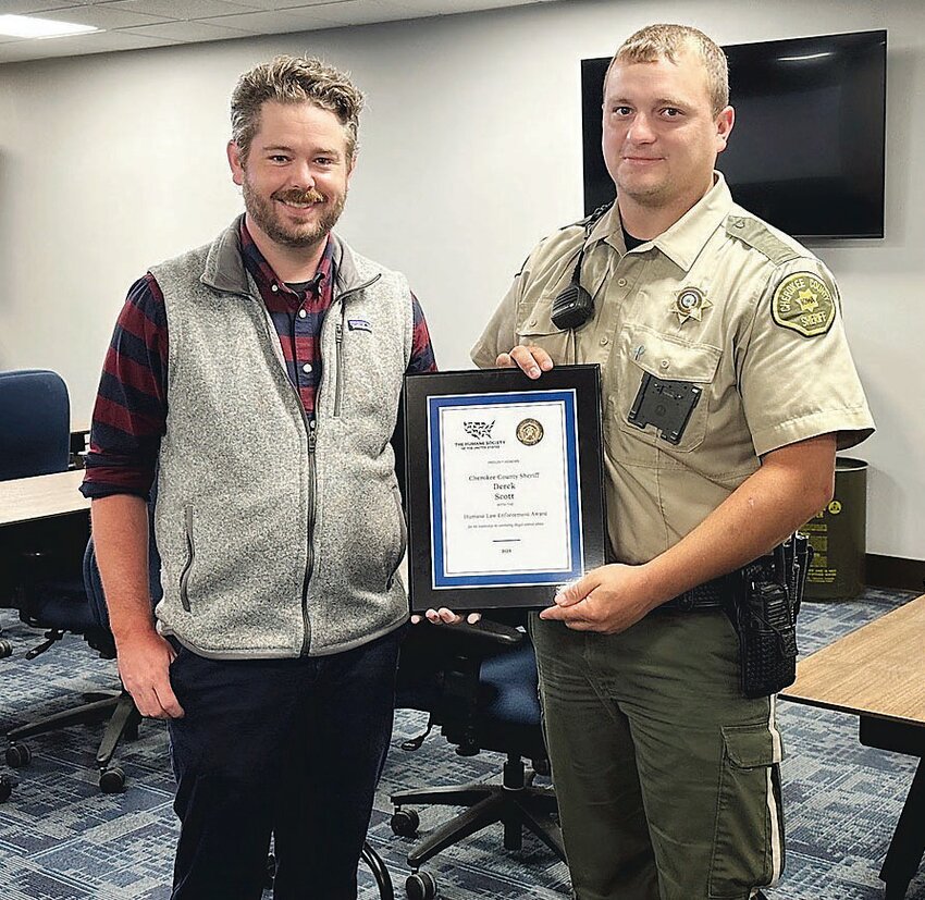 Sheriff Derek Scott receives the Humane Law Enforcement Award from HSUS Iowa State Director Preston Moore.