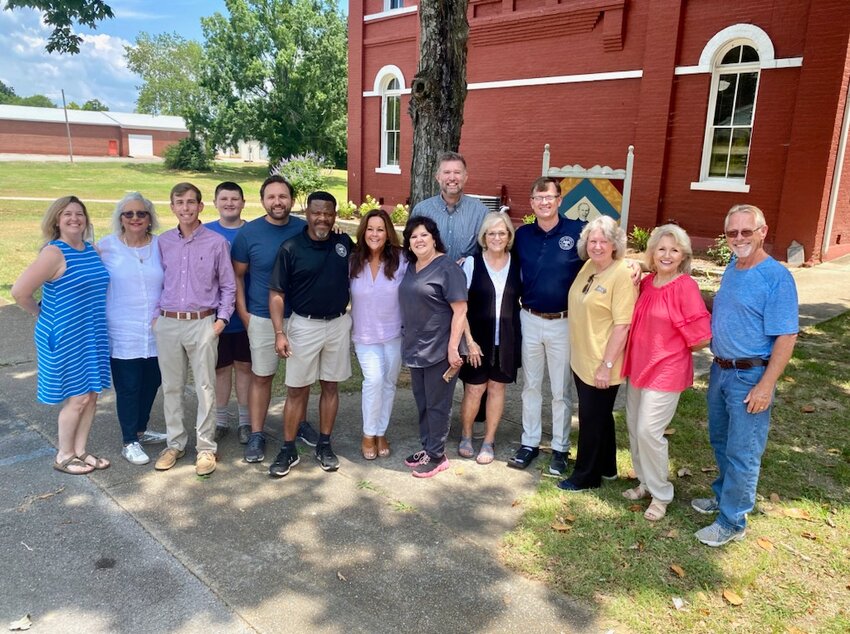 Ladye took a photo with new and old friends that came to welcome her and the Gaithers to Iuka. (Pictured left to right: Nikki Glidewell, Editor-in-Chief of the Tishomingo County News; Opal Lovelace; Sean Glidewell; Cal Johnson; Casey Johnson; Johnny Southward, Vice Mayor; Ladye Love Smith; Gail Cutshall; JC Johnson; Terrie Whitehurst; Kenny Carson, Mayor; Sherron Belk, assistant Director of the Courthouse Museum; Linda Johnson, Executive Director of the Courthouse Museum; and Ricky Johnson.