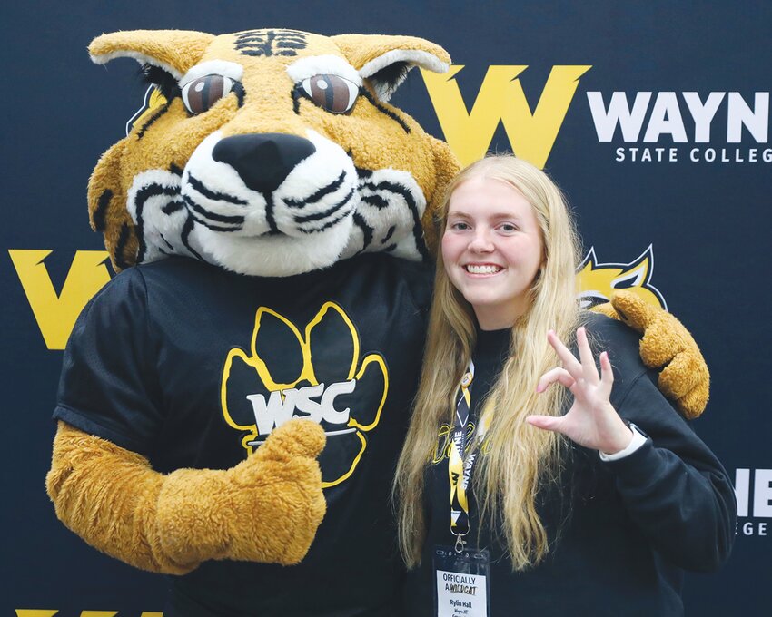 Rylin Hall of Wayne poses for a photo with Willy Wildcat during Wayne State College’s New Student Registration (NSR) program.