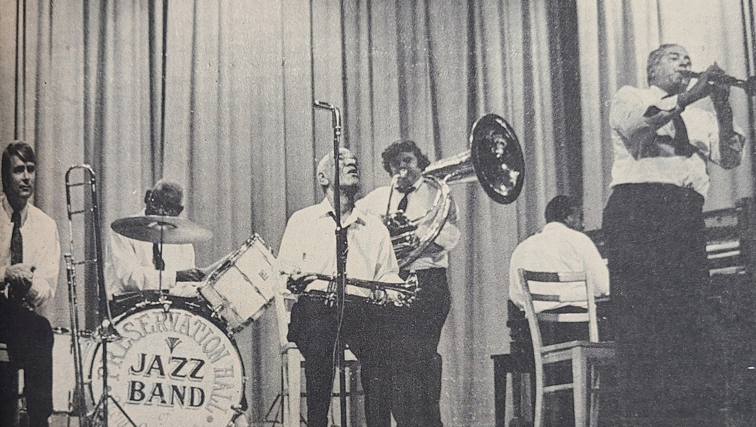 10-14-1971 - Jazz Band Sets Crowd Clapping, Marching
